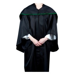 Designed black long graduation gown, customized green hooded graduation gown, bachelor's graduation gown, graduation gown manufacturer, City University of Hong Kong, showing graduation achievements CITY U graduation gown supplier DA513 Designed black long graduation gown, customized green hooded graduation gown, bachelor's graduation gown, graduation gown manufacturer, City University of Hong Kong, showing graduation achievements CITY U graduation gown supplier DA513
